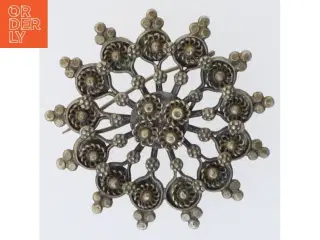 Sølvfarvet broche (str. 5 cm)