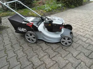 Plæneklipper Alko med Briggs&Stratton motor.
