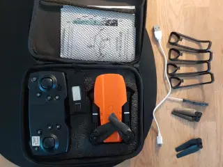 Drone med kamera og tasker 