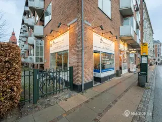 UDLEJES: Butik med markant hjørneplacering på travle Smallegade