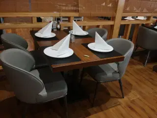3 borde og 12 nye stole