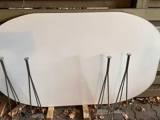 Flot spisebord i fejlfri melain. 