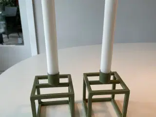 Kubistiske olivengrønne lysestager