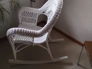 Hvid vintage rattan gyngestol med smuk flet 