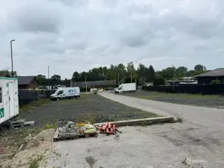 Produktion/lagerlokale til leje med køkken og parkeringspladser.
