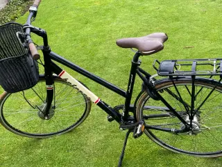 Fin damecykel med kurv