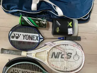 Sæt i bag med tennis ketcher og bolde