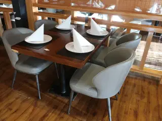 Bord og 4 nye stole