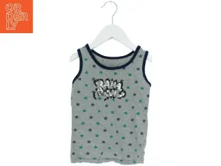 Grå tanktop med stjernetryk fra DR (str. 104)