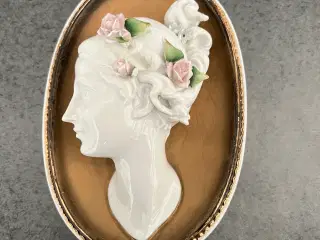 Kvindehoved i porcelæn i vægramme