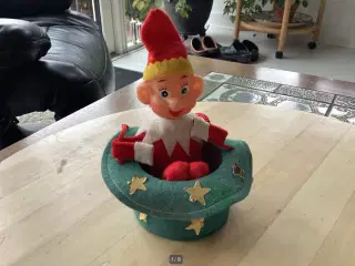 Lille knæ nisse i hat