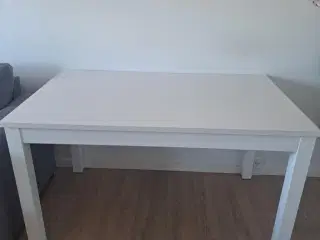 950kr Bord med udtræk- I god stand