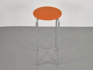 Kinnarps frisbee barstol med orange polster og grå stel.