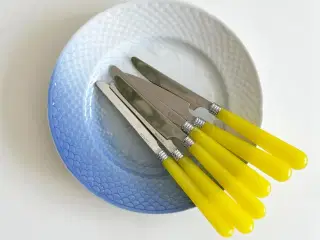 Retro knive, stål og gul plast, 6 stk samlet