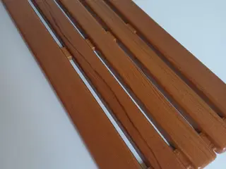 Hylde eller sæde i teak.