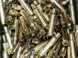 Søger afskudte pistol og riffel patronhylstre