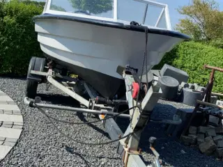 Speedbåd med motor og trailer