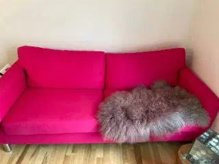 Lyserød sofa