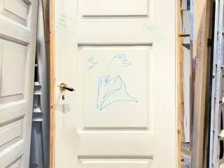 Lav, klassisk bondehusdør m. nyere karm