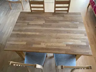 Spisebord med 4 stole - massiv eg