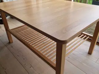 Sofabord i lyst træ.