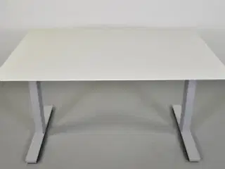 Konferencebord med hvid plade og grå stel