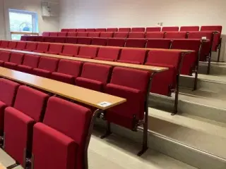 Auditorium stole og borde, sæt à 120 pladser, sælges samlet