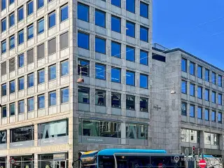 Stilet kontorplads i en lettilgængelig erhvervshub