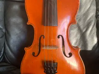 Håndbygget violin fra Horsens