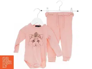 Lyserød bodystocking og bukser med kattemotiv fra Petit sofieschnoor(str. 74)