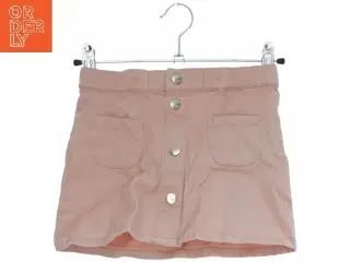 Lyserød nederdel med knapper fra Lindex (str. 104)