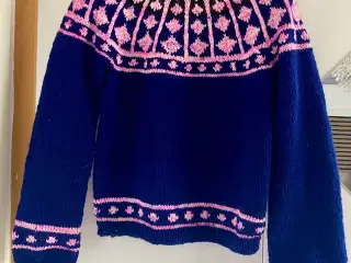 Nystrikket sweater i strømpegarn og merino