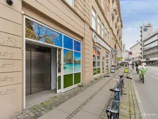 150 m² højloftet lager udlejes!
