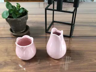 2 stk lyserøde vaser/skjulere