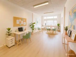 Lyst kontor med højt til loftet og god udsigt