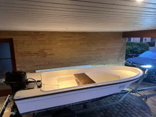 Båd med motor og trailer