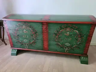 Smuk gammel kiste (1850) til opbevaring.