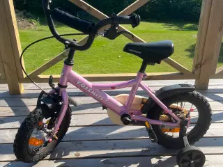 Pigecykel med støttehjul