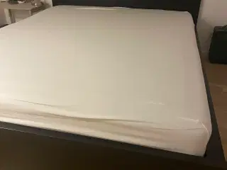 Boxmadras og malm sengestel med 2 skuffer sælges