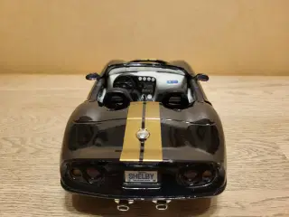 Modelbil. Shelby Series 1 (1999). Skala 1/18.