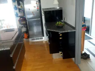 Tviskøkken i sort højglans