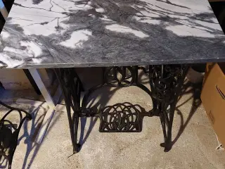 Symaskinebord med marmorplader