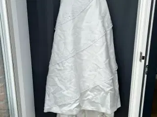 Elegant hvid brudekjole med diadem tiara