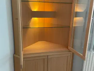 Vitrine hjørneskab i lakeret bøg