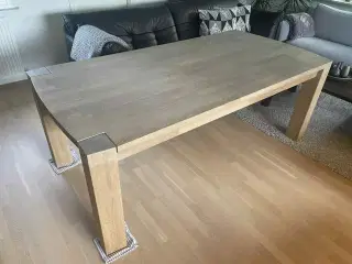 Heimdal spisebord i massivt egetræ