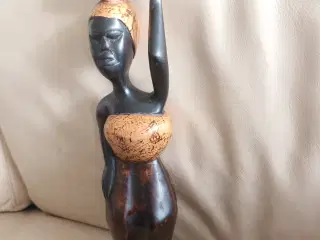 FLOT HÅNDSKÅRET AFRIKANSK KVINDE 34 CM