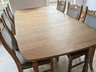 Egetræsbord med stole