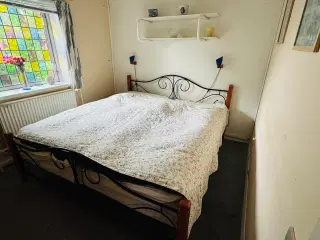 Sort stålseng sælges
