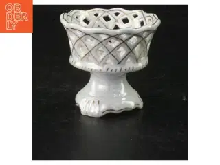 Porcelænsfad med gennembrudt mønster (str. 8 cm)