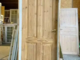 Klassisk, afsyret Dannebrogsdør; højrehængt
